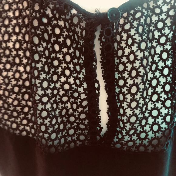 Sleeveless black blouse - Picture 3 of 4